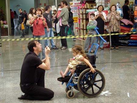 Portadores de necessidades especiais d�o show